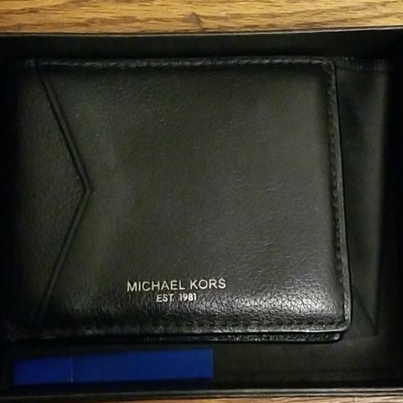 Michael Kors black leather wallet - Picture 1 of 3